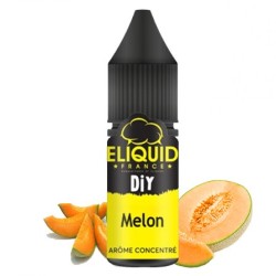 une demi-tranche de melon cantaloup, succulent et appétissant, posée à côté de la bouteille d'Eliquid France.