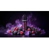 Mise en scène du e-liquide Dream Fusion entouré de mûres, framboises et fleurs de violette
