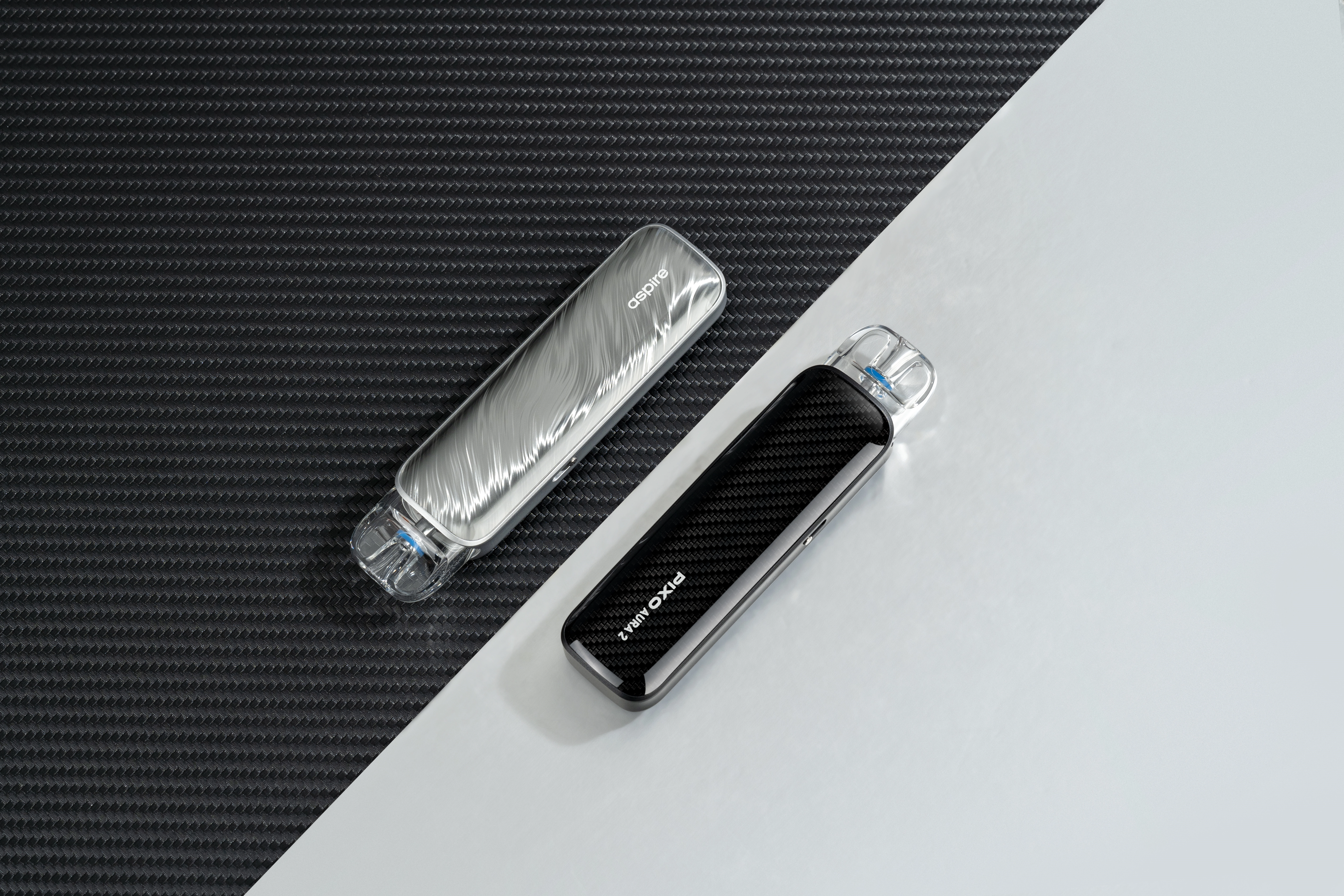 Kit Pixo Aura 2 Aspire Carbon Black et Lunar Silver, illustrés