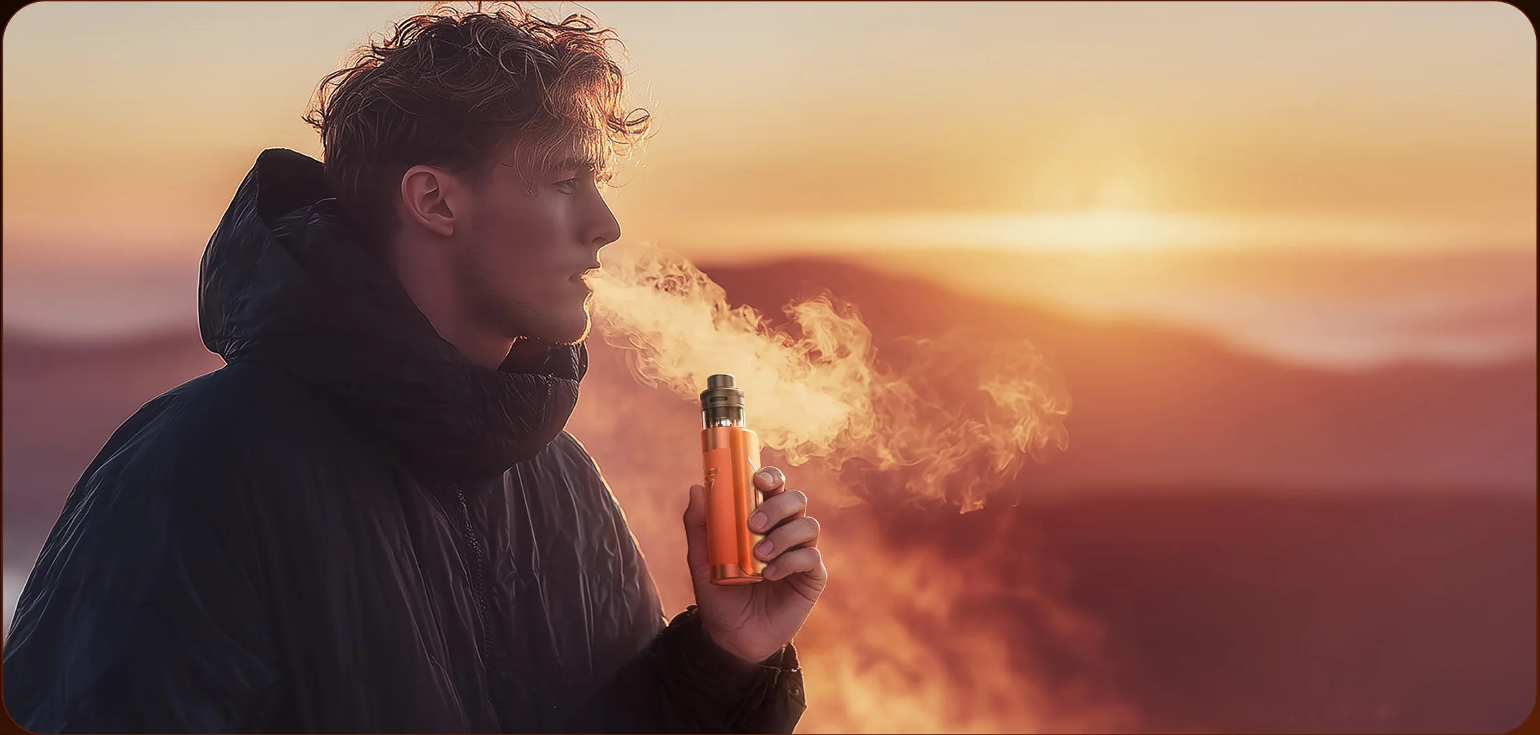 Kit Force Geekvape, illustré avec un vapoteur au soleil couchant