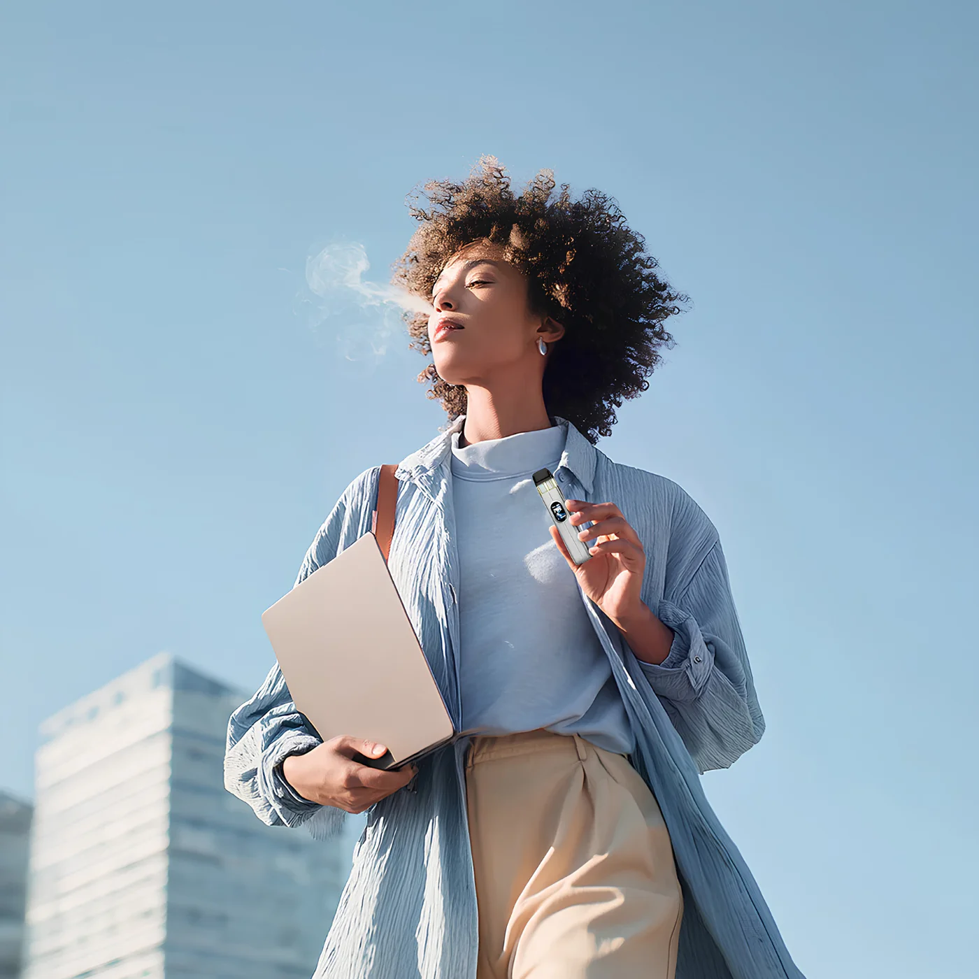 Jeune fille qui vapote sur un Pod Xros Vaporesso